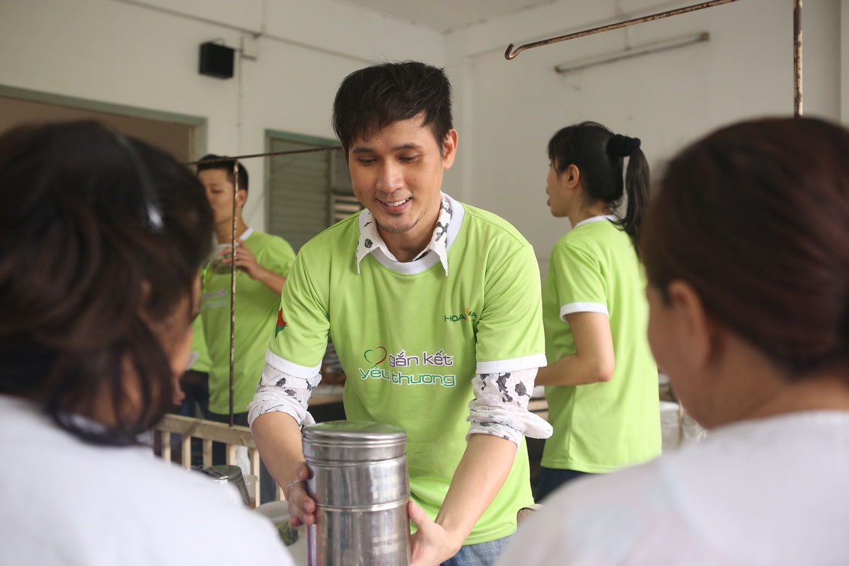 Nguyen Vu - Lan Phuong xan tay vao bep nau an hinh anh