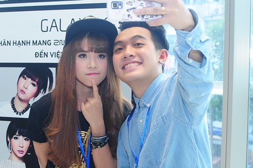 Khoi My, Pho dac biet hao hung don chao 2NE1 hinh anh