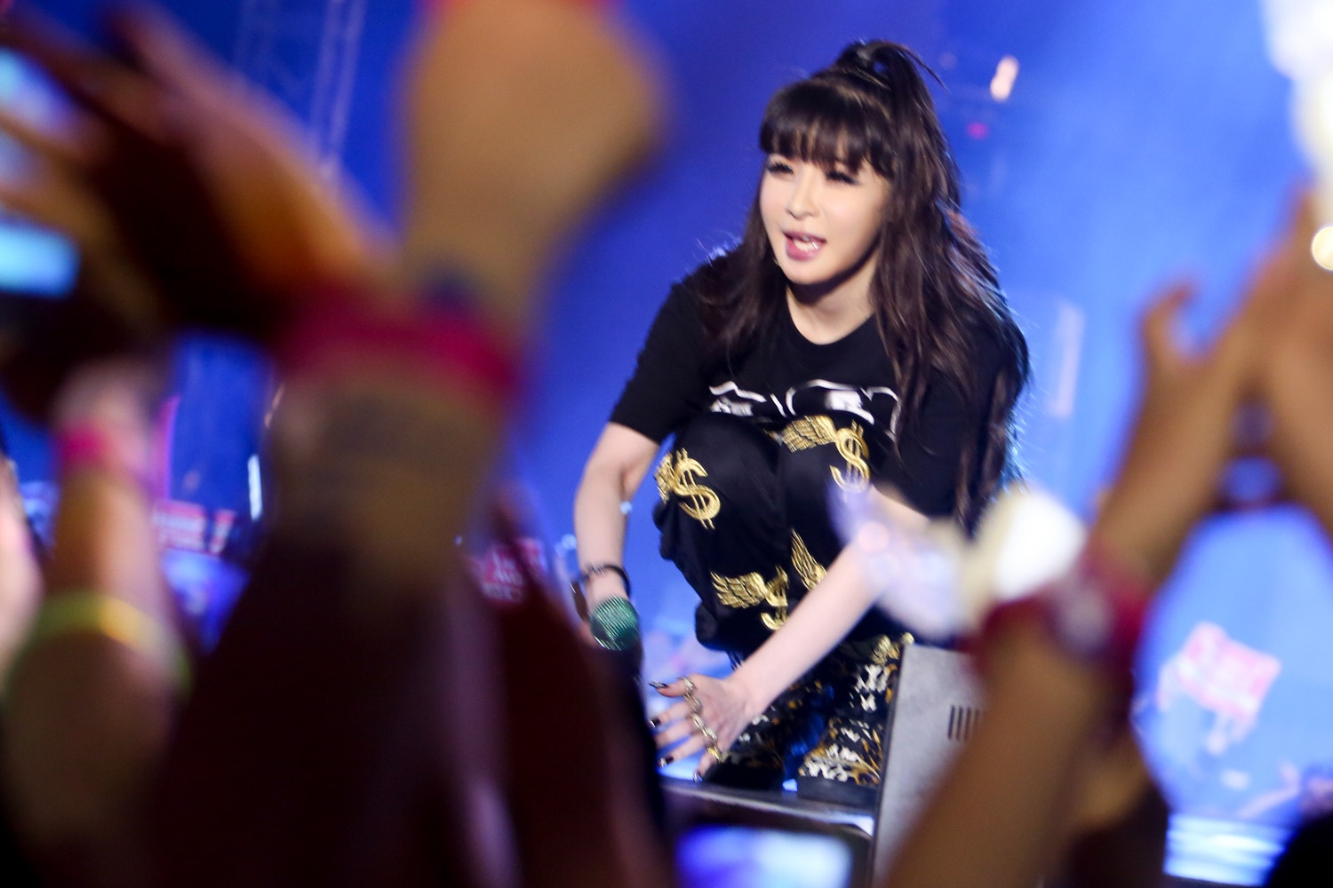 2NE1 khien fan Viet phat cuong bang loat bai hit hinh anh