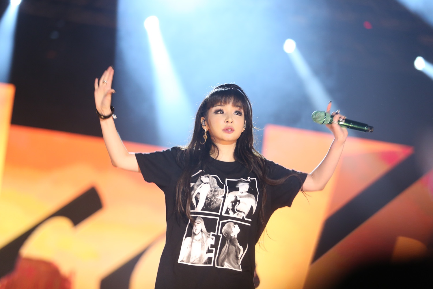 Gotta be you - 2NE1 (Galaxy Stage concert 2014 in Vietnam) hinh anh