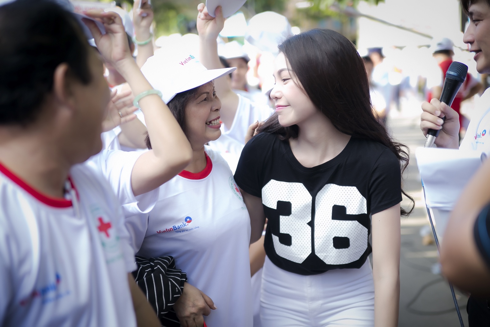 Mr. Dam, Tra Ngoc Hang di bo vi nguoi khuyet tat hinh anh