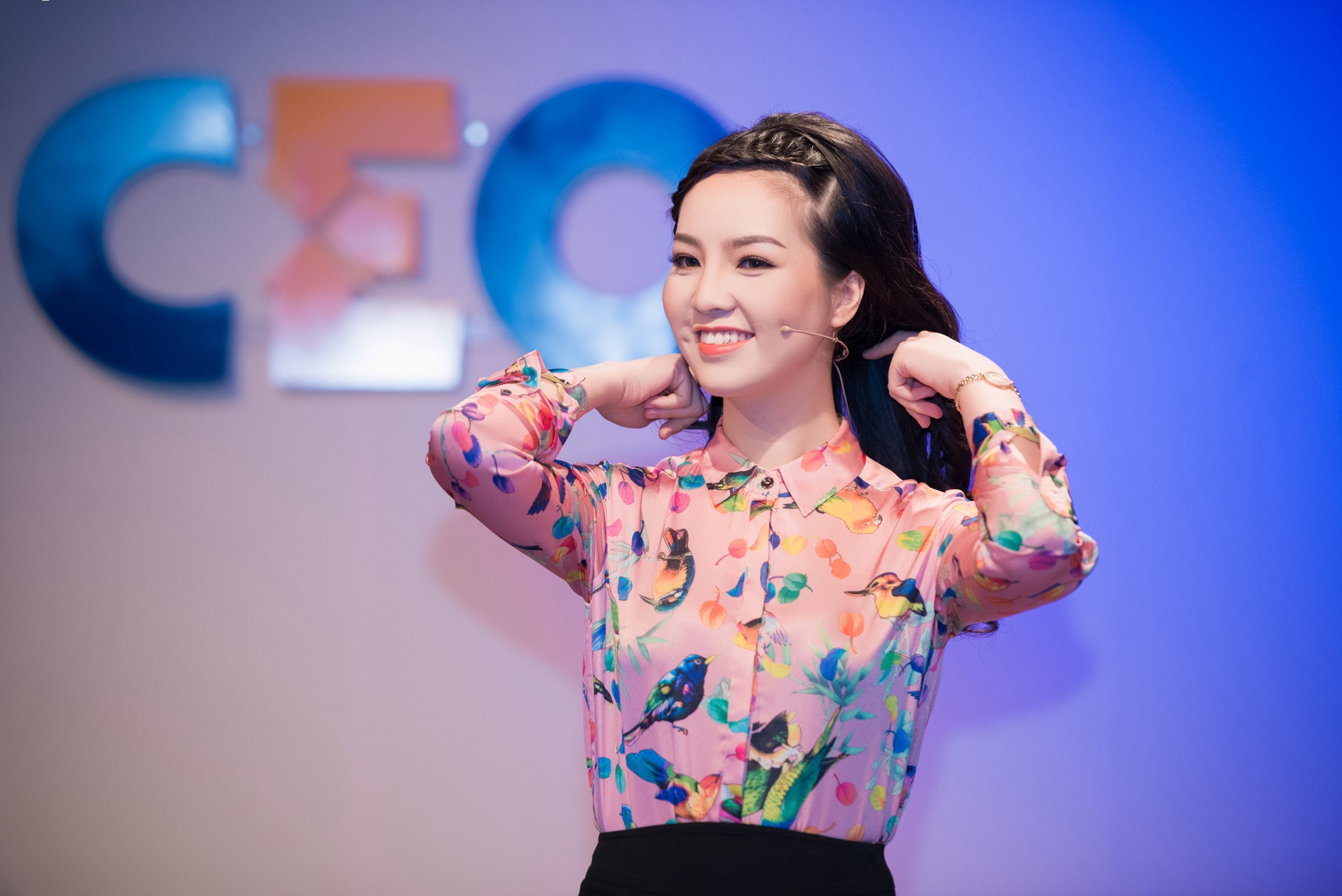 A hau Thuy Van hoi ngo hoa hau Bui Bich Phuong hinh anh