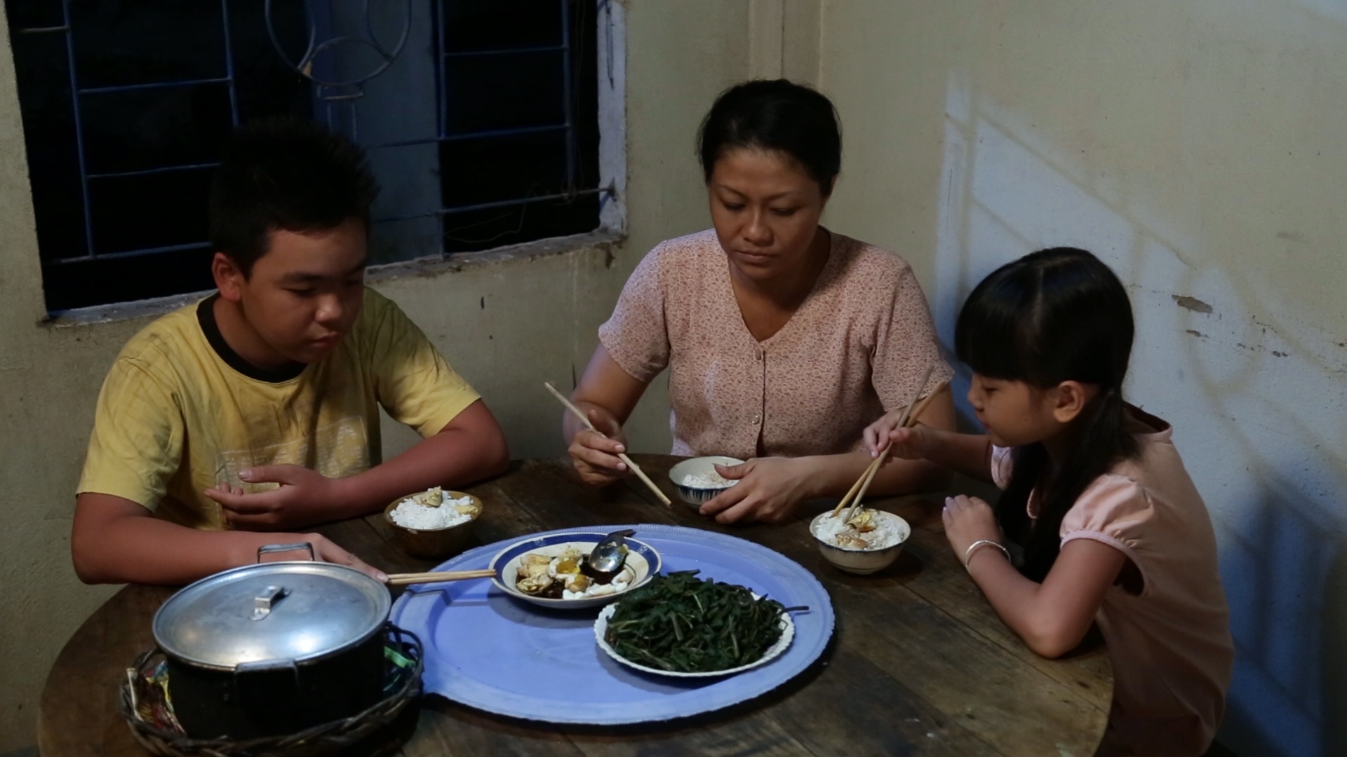 Rocker nhi Cao Ha Duc Anh gay bat ngo khi hat dan ca hinh anh