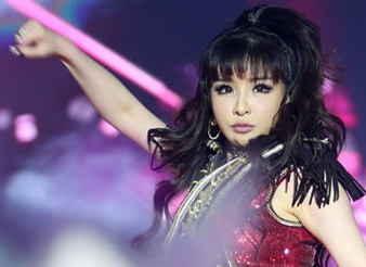 Can canh guong mat dao keo cua Park Bom tren san khau Viet hinh anh