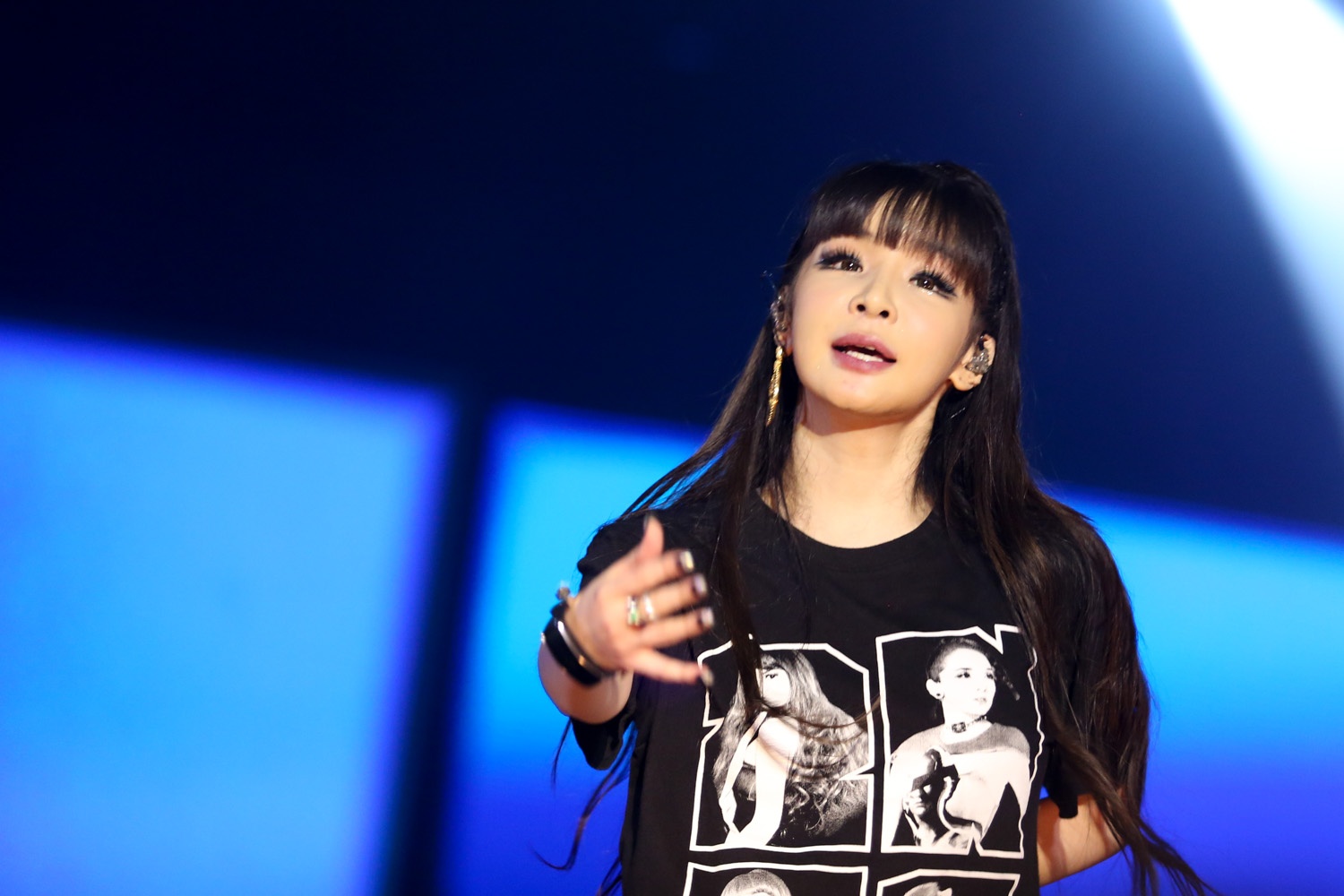2NE1 khoe tai hat live dinh, vu dao chuan hinh anh