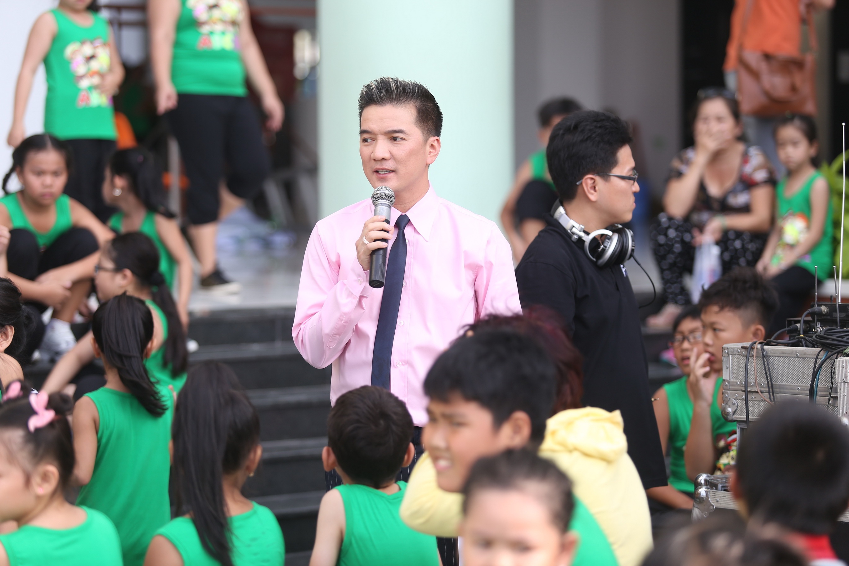 Mr Dam duoc fan nhi bao vay hinh anh