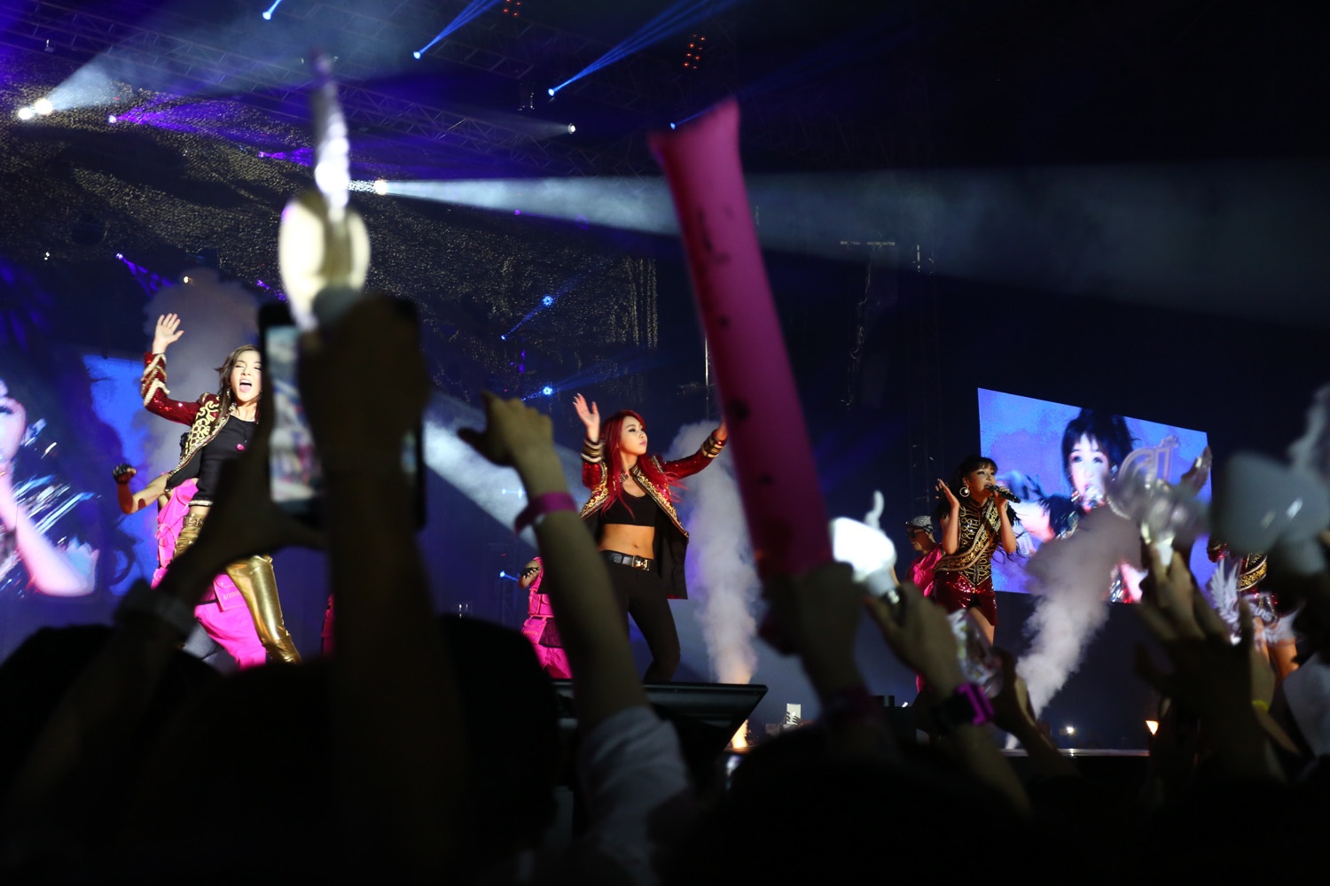 2NE1 bùng nổ trong vòng tay Blackjack Việt Nam.