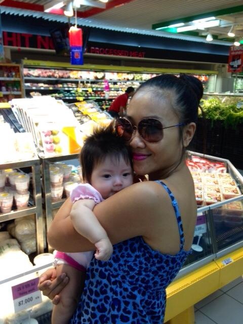 Đoan Trang rạng ngời hạnh phúc bên cô con gái cưng xinh xắn và khỏe mạnh.