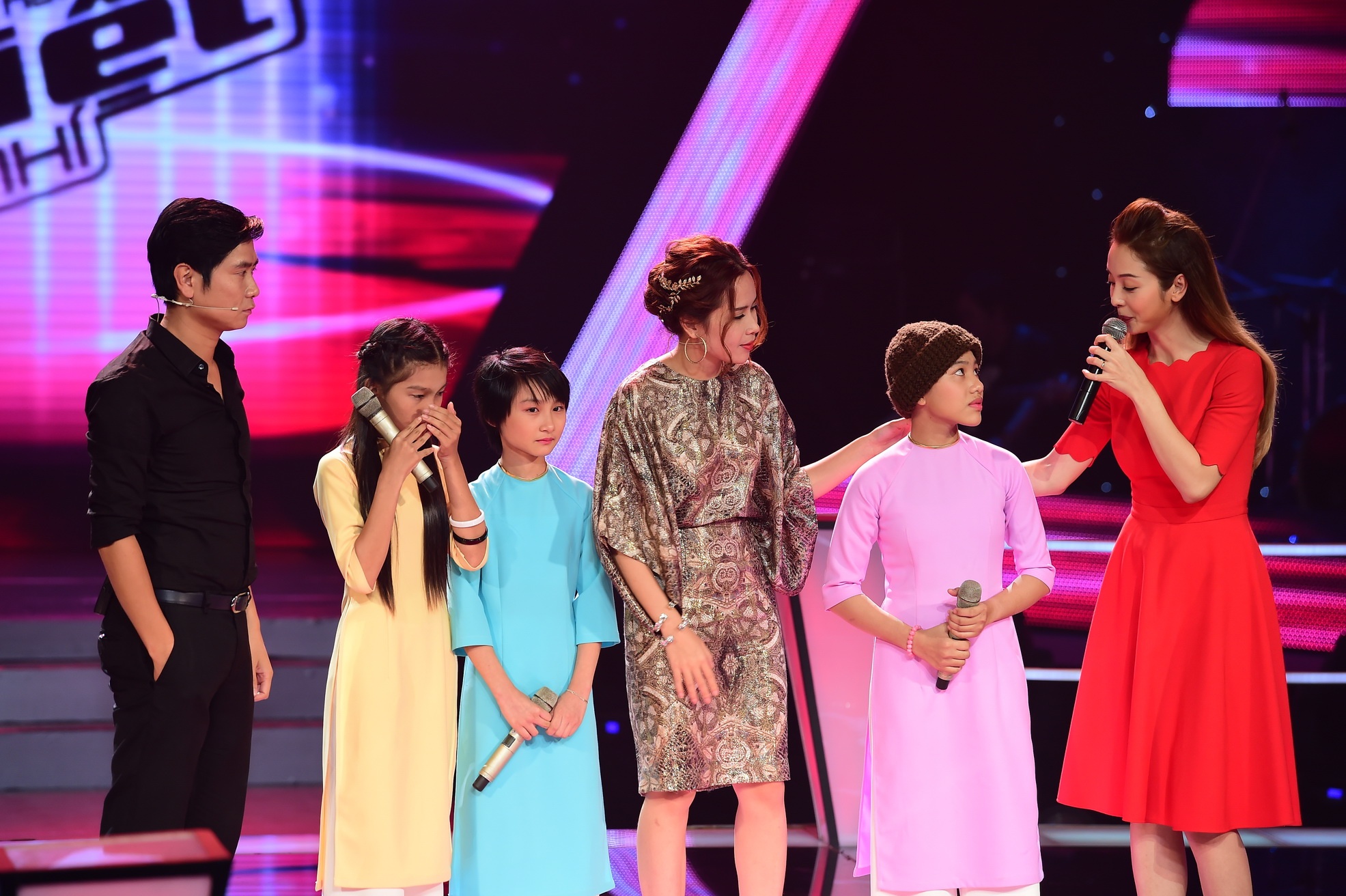 Thu Hiền (áo dài vàng)