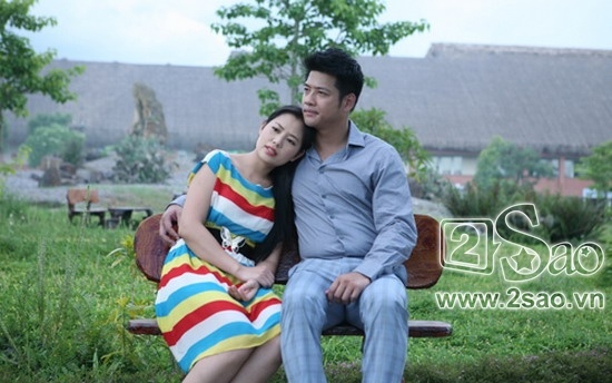 Một cảnh quay tình cảm của Hải Anh và “vợ” trong phim Hoa nở trái mùa.