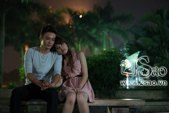 Bộ phim Giọt nước rơi kể về mối tình của cô tiểu thư Linh (Chi Pu)  và chàng sát thủ điển trai Đan (Hồng Đăng) với những cảnh quay thật ngọt ngào.