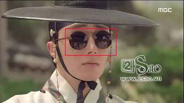 Hồn ma cũng có bóng để phản chiếu trên kính?