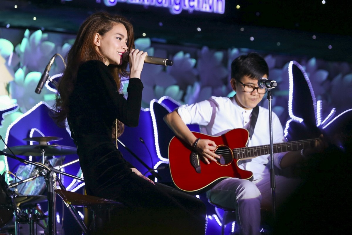 Không hề kém cạnh đồng nghiệp của mình, Hồ Ngọc Hà cũng giới thiệu rất nhiều ca khúc mới của mình nằm trong album vol 7 Mối tình xưa vừa phát hành. Hòa cùng tiếng đàn guitar của Phương Uyên, nữ ca sĩ mang đến những giai điệu lãng mạn và đầy cảm xúc.