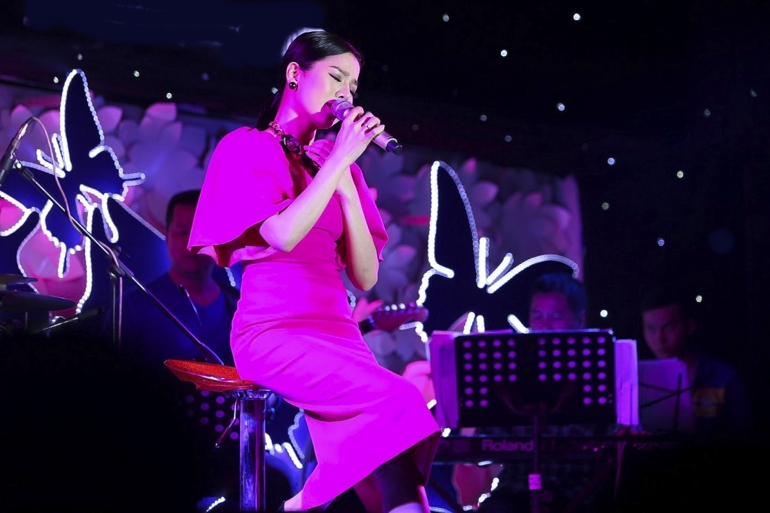 Bà mẹ một con Lệ Quyên da diết trong những bản nhạc xưa đầy trữ tình và hoài niệm. Cô là một trong những ca sĩ rất hiếm khi sử dụng chiêu trò hay vũ đạo trên sân khấu, thay vào đó cô chọn chinh phục khán giả bằng giọng hát của mình.