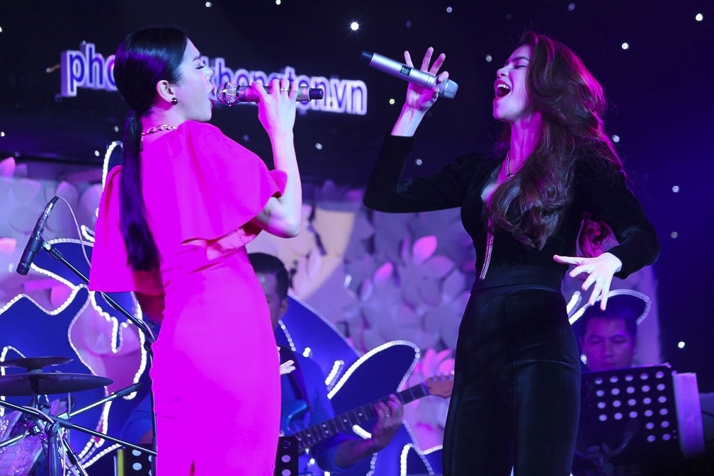 Dù theo đuổi dòng nhạc và phong cách hoàn toàn khác nhau, nhưng khi cùng hòa giọng trong một ca khúc, hai nữ ca sĩ như nhập làm một, giọng hát cũng hòa vào nhau rất nhịp nhàng và hòa quyện.