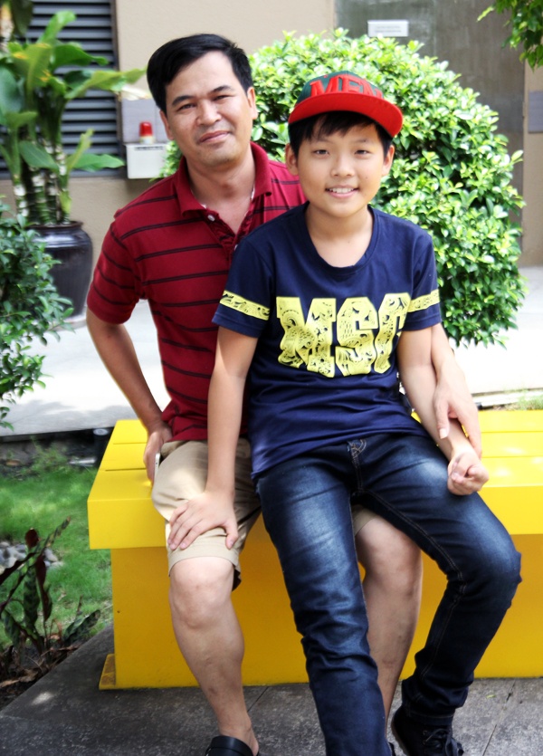 Mai Chí Công và bố - người đồng hành cùng em trong thời gian tham gia The Voice Kids.