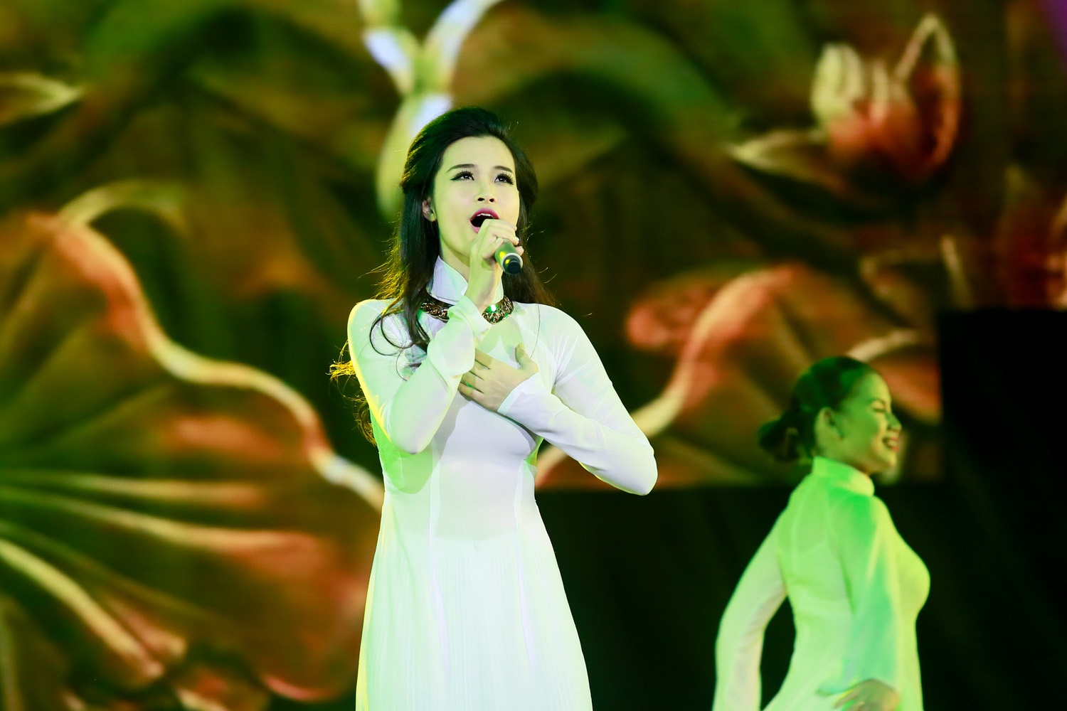 Dong Nhi dien ao dai sau khi bi hieu lam trang phuc hinh anh