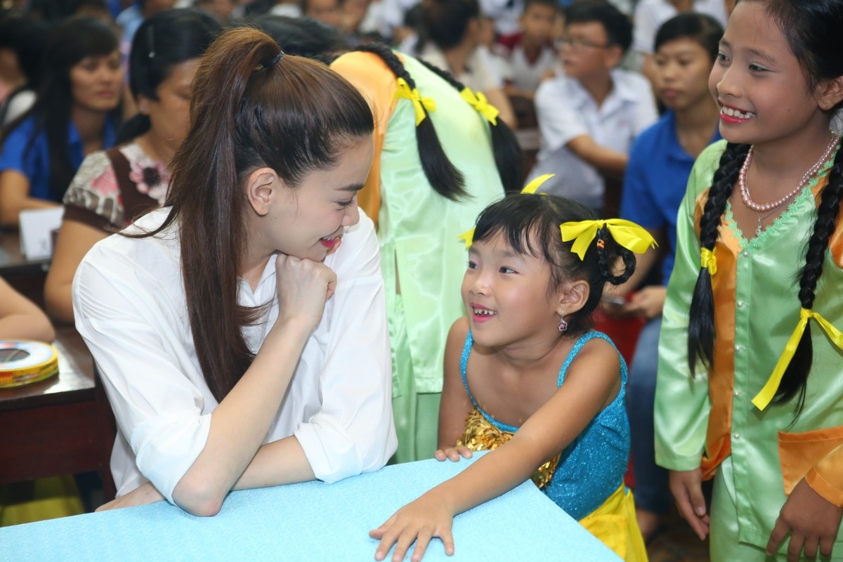 Ho Ngoc Ha duoc fan nhi vay quanh khi tang qua Trung thu hinh anh