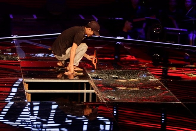Trong thời gian nghỉ giải lao, nhân viên hậu đài nhanh chóng chỉnh sửa lại phần sân khấu đã bị vỡ vụn.