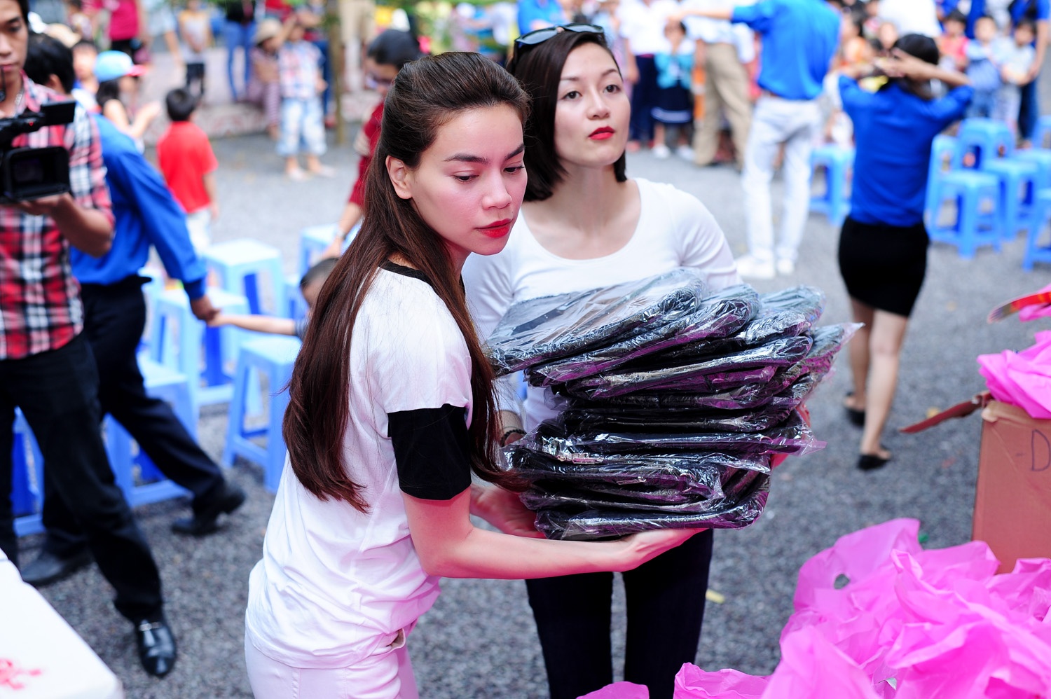 Ho Ngoc Ha cung hoc tro The Voice trao qua Trung thu hinh anh