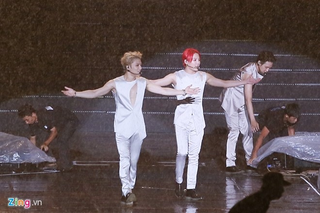 concert JYJ Asia Concert Tour in Vietnam - The Return of The King 2014 của nhóm nhạc Hàn Quốc JYJĐể chiều lòng các fan, 3 thành viên nhóm JYJ mỗi người đã nói một câu tiếng Việt. Thành viên Junsu đã hét lớn lên: 