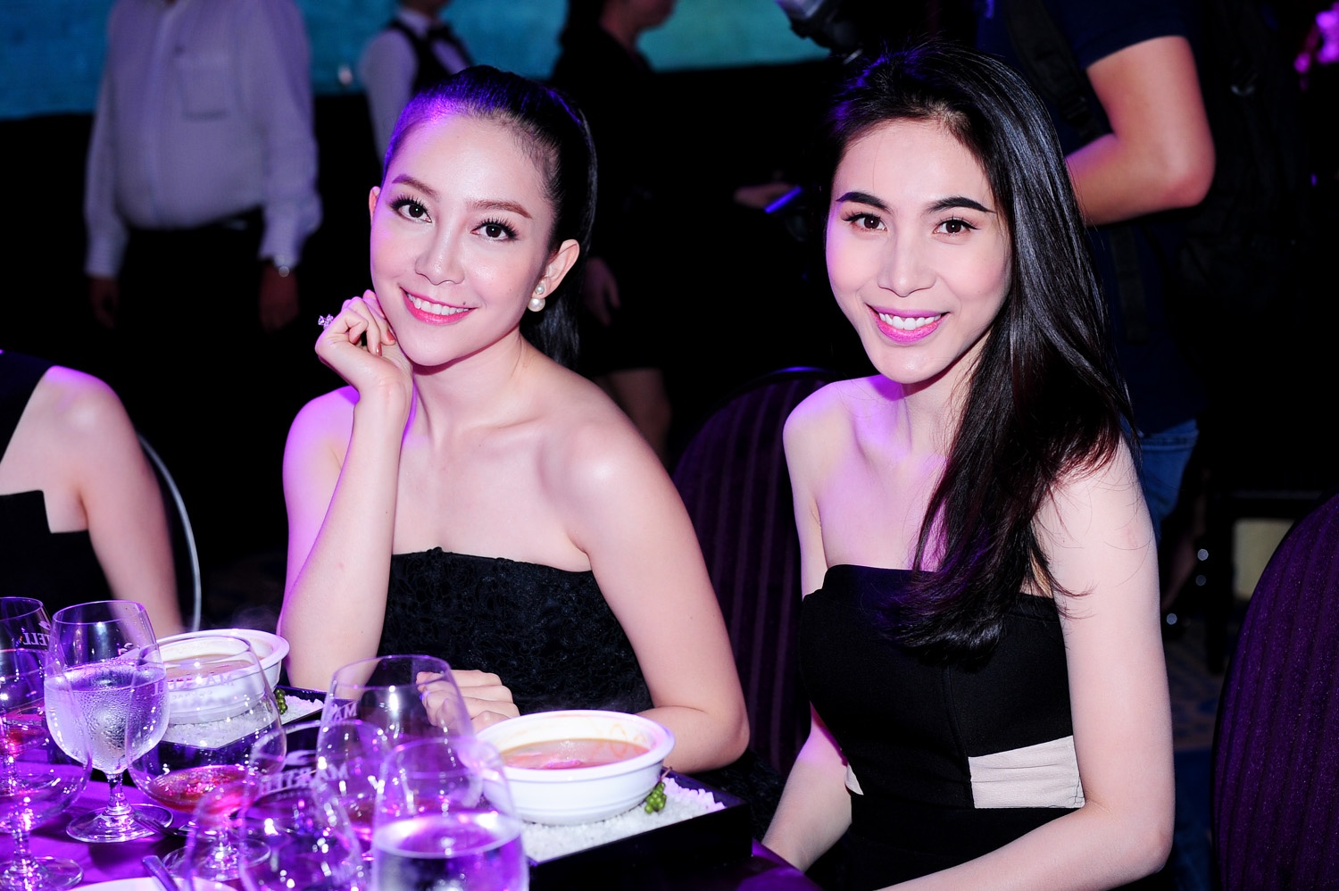 Thuy Tien khoe vai tran ben dan my nhan Viet hinh anh