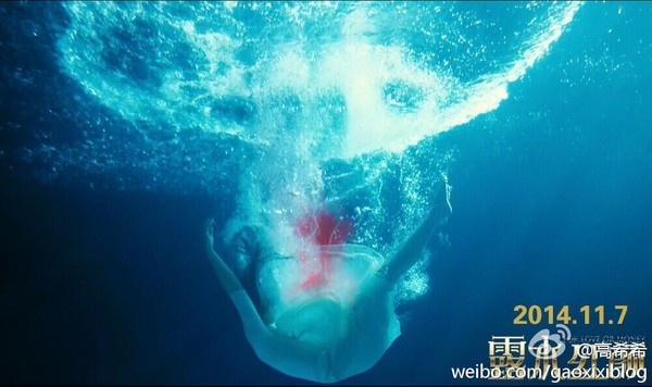 Một phân cảnh khác, cô tự gieo mình xuống dòng nước.