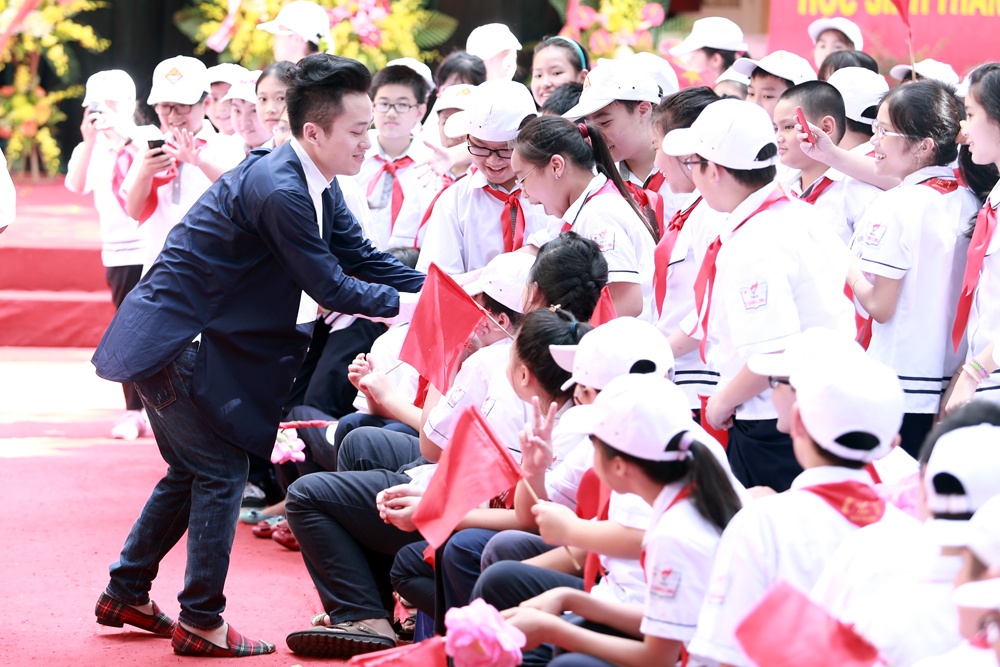 Tung Duong dien nhu len dong khi ve truong cu hinh anh