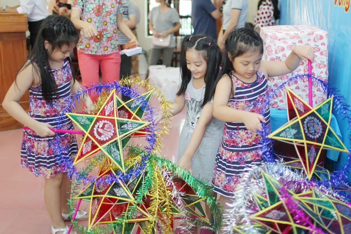 Hai con gai Thuy Hanh theo me ra Bac lam tu thien hinh anh