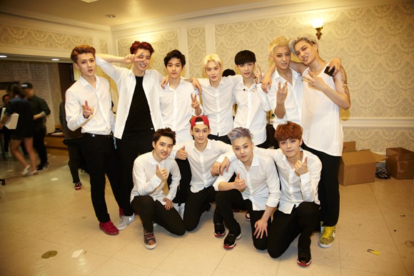 Fan cuong len mang lua dao de co tien bam theo EXO hinh anh