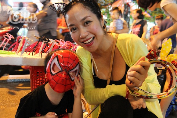 Oc Thanh Van vac bung bau dua con dao pho Hang Ma hinh anh