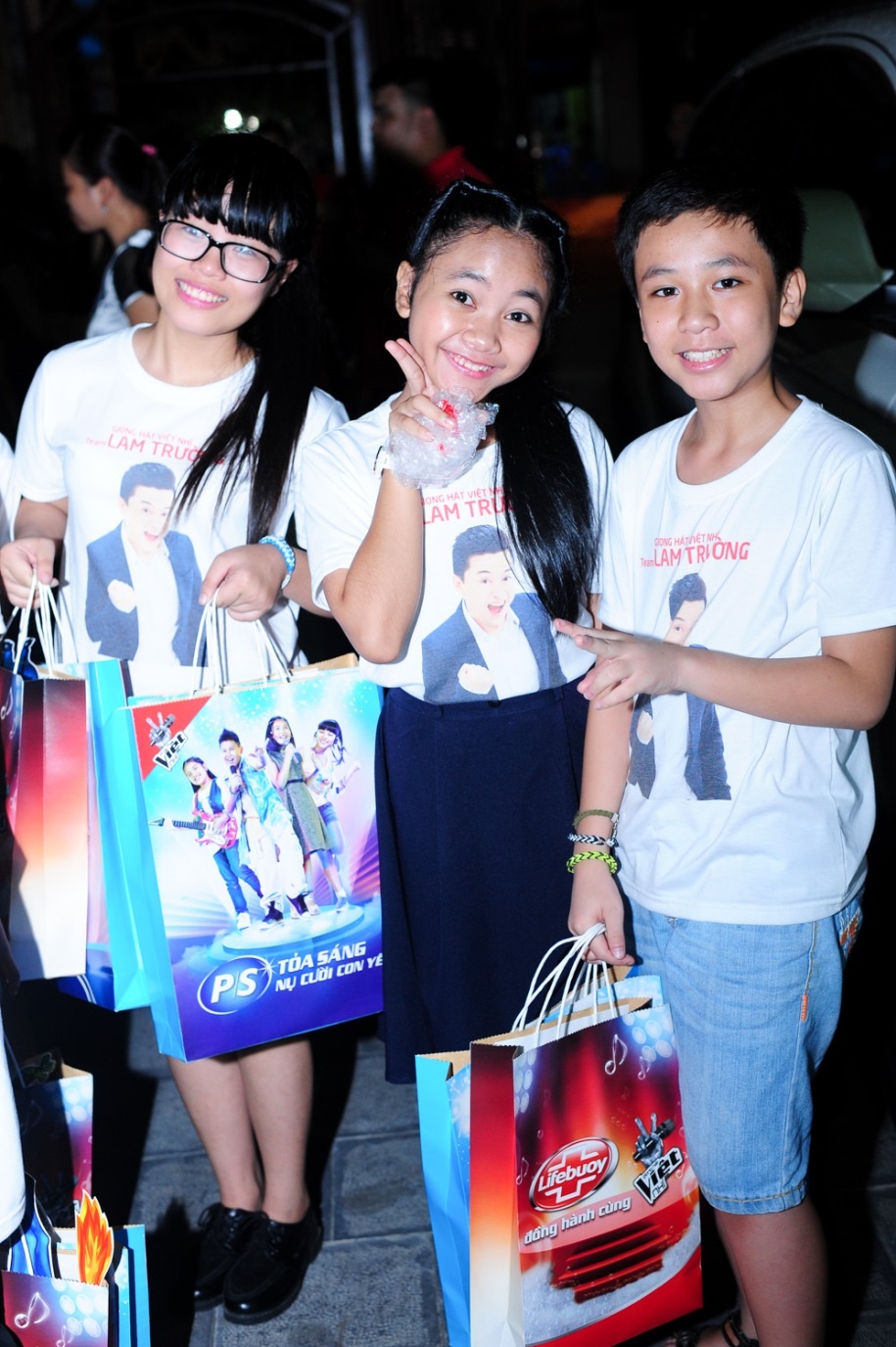 Thiên Nhâm vô cùng nhí nhảnh khi đến địa điểm trao tặng quà cho các bạn nhỏ.