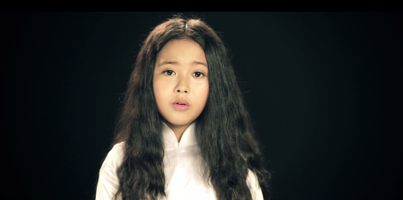 Hoc tro Luu Huong Giang khoc khi quay MV ve me hinh anh