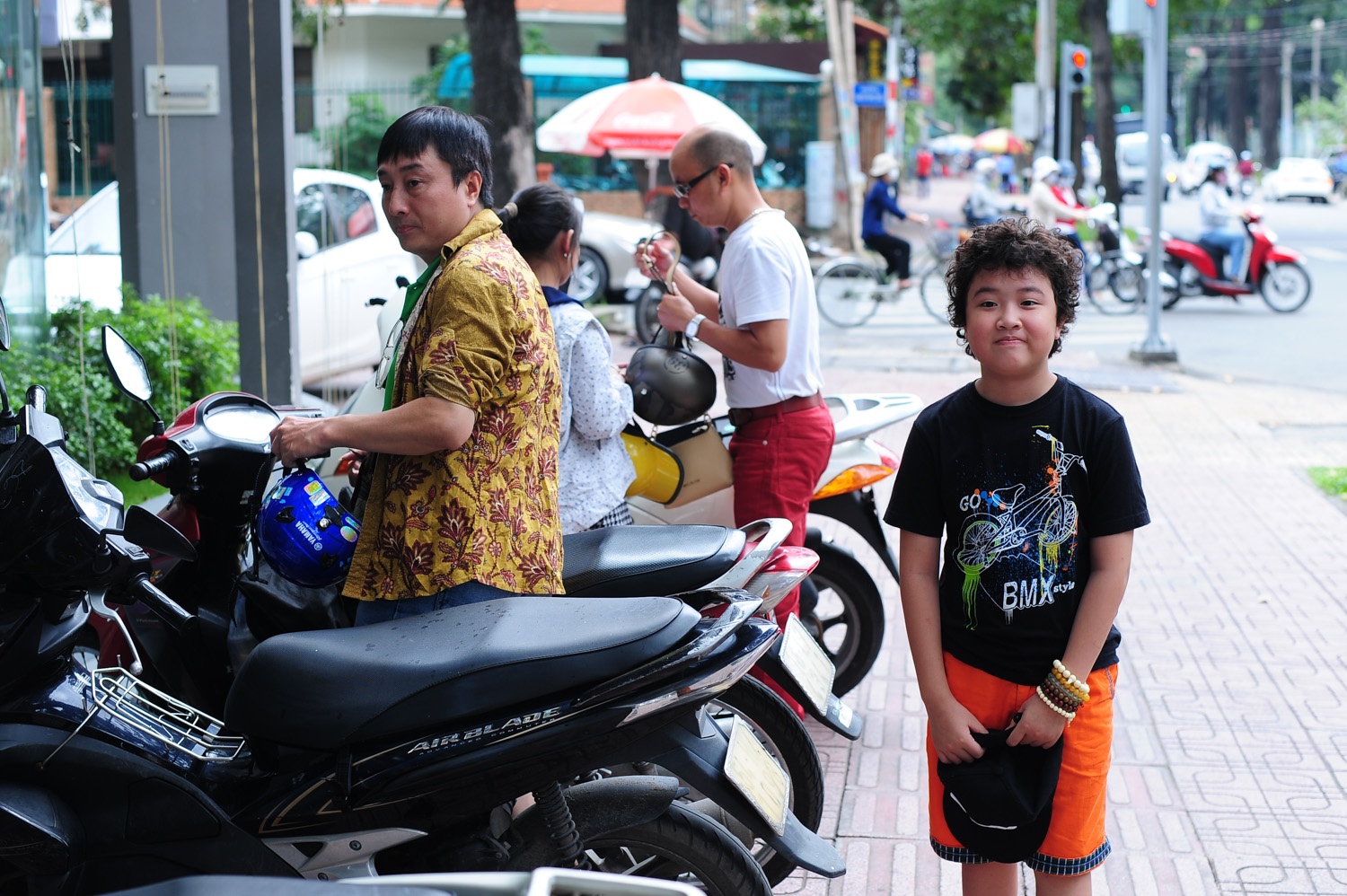 Hoang Anh toc xu duoc bo dua di tap bang xe may hinh anh