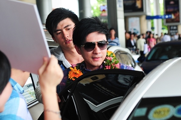 Dan Truong duoc fan nu vay chat o san bay Sai Gon hinh anh