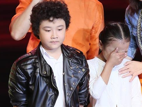 Hoang Anh bat ngo bi co be quy y hat nhac Trinh vuot mat hinh anh