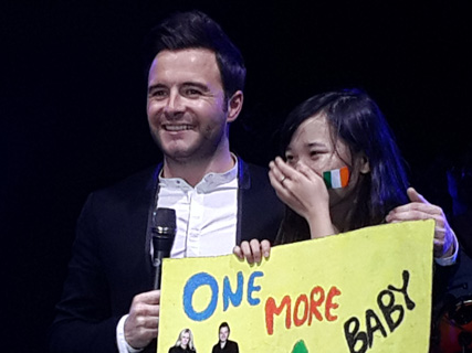Fan Viet bat khoc khi duoc Shane (Westlife) moi len san khau hinh anh
