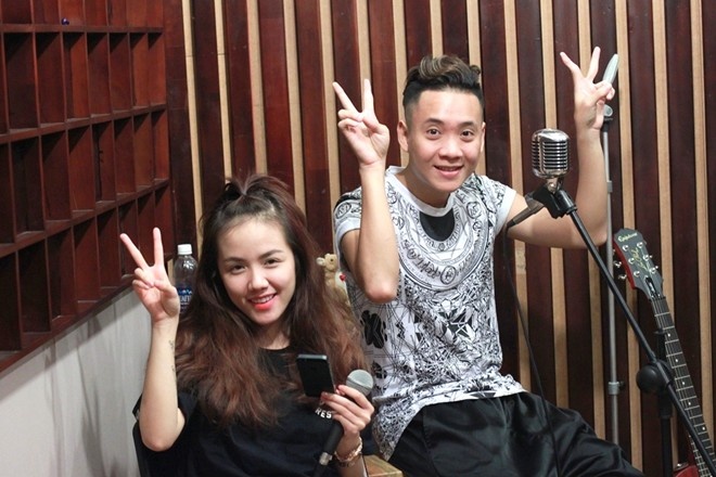 JustaTee tập trung luyện tập cùng các khách mời.