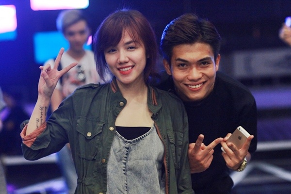 Em gai Phuong Linh khoe hinh xam lon o canh tay hinh anh