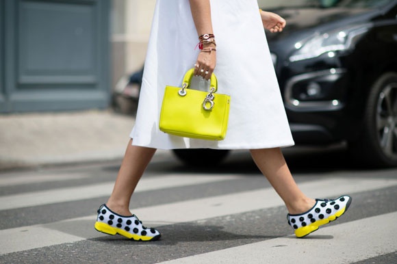 3 cach mix do dep, giau tinh ung dung voi giay sneaker hinh anh