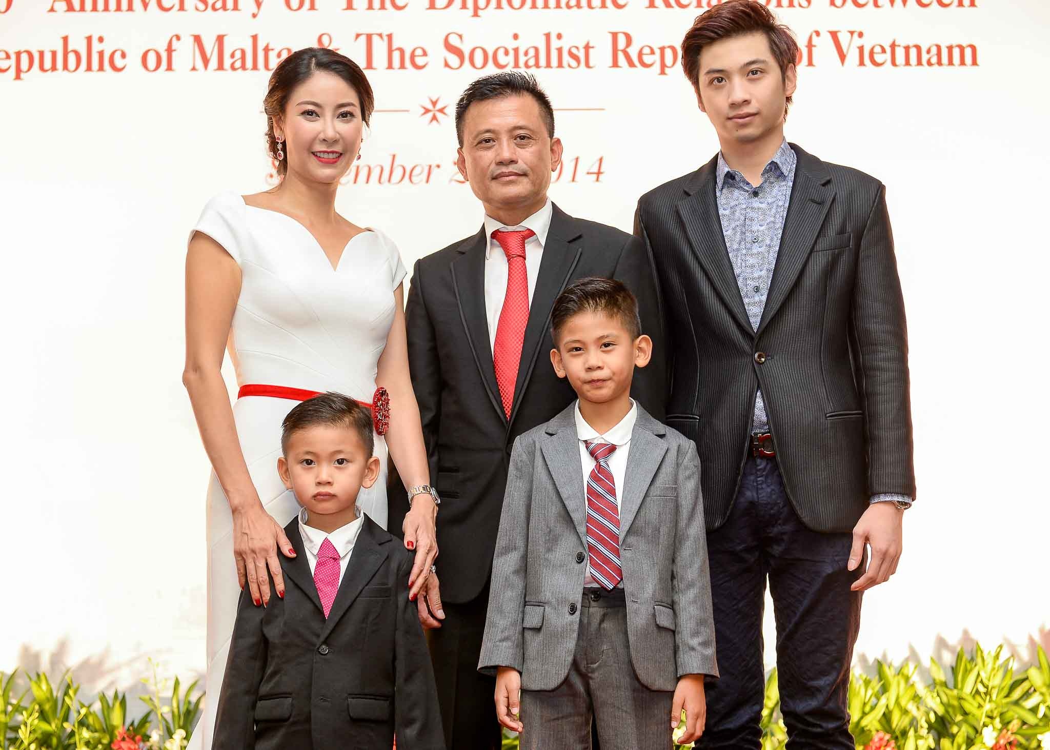 Ha Kieu Anh dan hai quy tu toi ung ho chong hinh anh