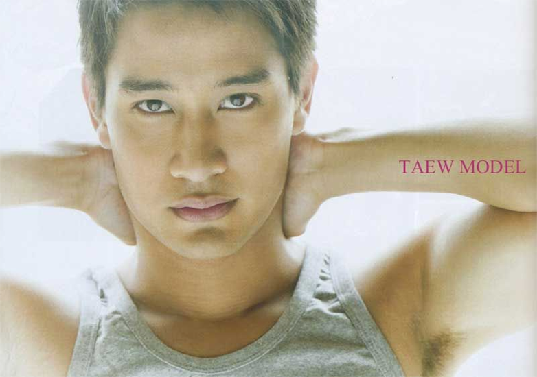 Gương mặt Pong phảng phất nét hiền từ nhưng lại trộn vào sự lém lỉnh. Ánh mắt của Pong gợi cho các cô gái sự say mê, ước ao được chạm đến.