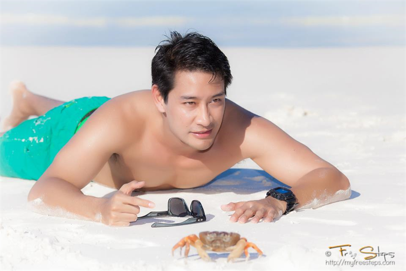 Giữa những mỹ nam xứ Hàn sở hữu vẻ đẹp nữ tính, yếu ớt, nét nam tính, mạnh mẽ của Pong Nawat ngay lập tức thu hút sự chú ý của khán giả màn ảnh nhỏ.