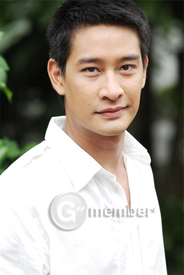 Với vai diễn đầu tay trong phim Dòng máu phượng hoàng, một tác phẩm được xem là kinh điển của điện ảnh Thái, Pong Nawat dần chinh phục cảm tình của người xem bằng diễn xuất chân thật và rất tự nhiên. Với vai diễn đầu tay trong phim Dòng máu phượng hoàng, một tác phẩm được xem là kinh điển của điện ảnh Thái, Pong Nawat dần chinh phục cảm tình của người xem bằng diễn xuất chân thật và rất tự nhiên.