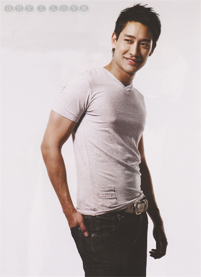 Sinh năm 1978, Pong Nawat hiện đang là diễn viên nổi tiếng trong nhiều bộ phim tâm lý xã hội nổi tiếng của làng giải trí Thái Lan.