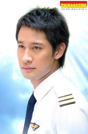 Trước khi trở thành diễn viên, Pong từng làm việc ở Bộ Tài chính thuộc Văn phòng Quản lý nợ công của chính phủ Thái Lan suốt 1,5 năm.