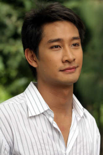 Ngoài vai trò diễn viên, Pong Nawat cũng sở hữu một giọng hát rất đẹp và đầy cảm xúc. Bài hát Anan Anwar do Pong tự sáng tác đã được anh thể hiện vô cùng thành công và được đông đảo bạn trẻ đón nhận anh với tư cách là một ca sĩ.