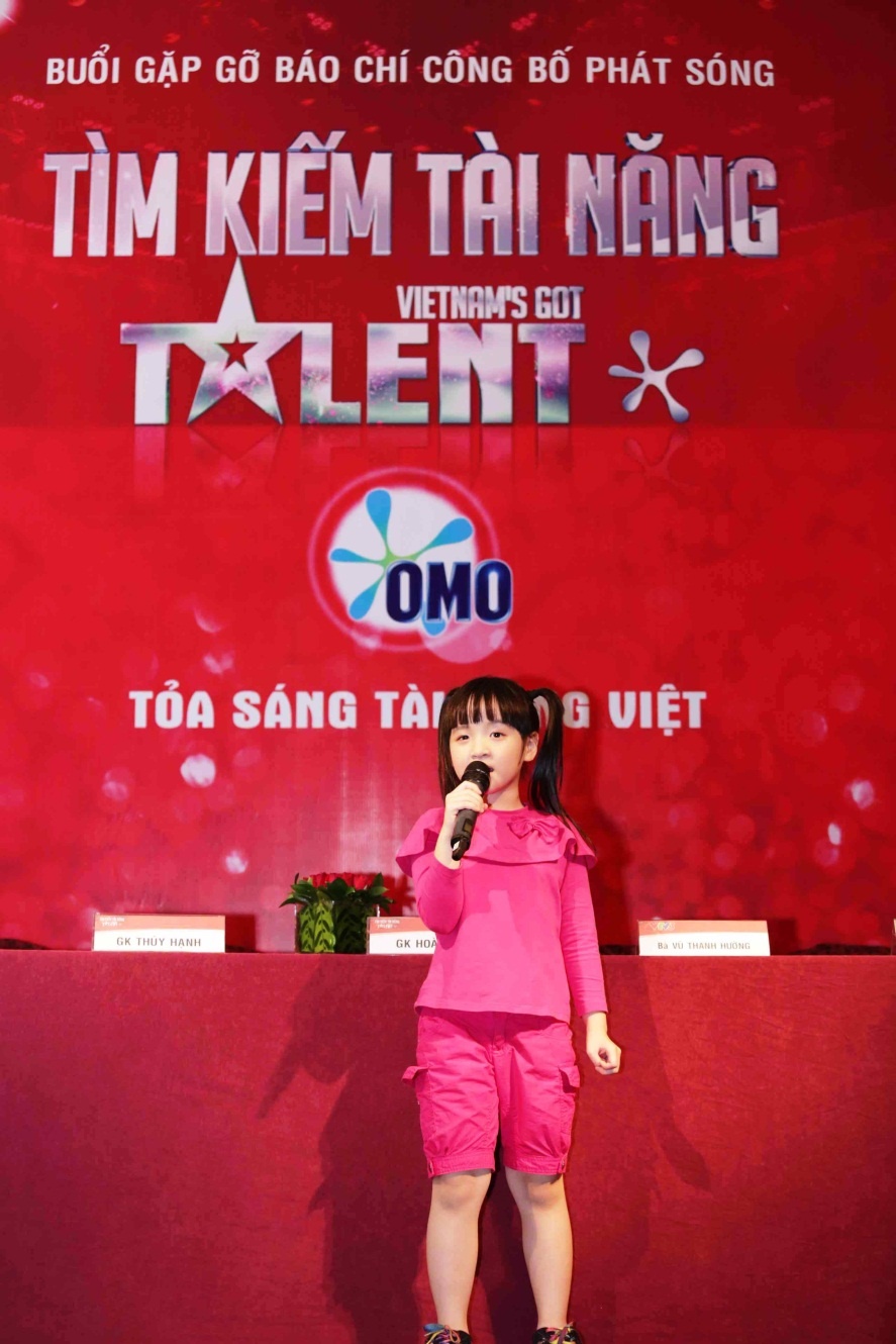 Cô bé Bích Ngọc tự tin thể hiện ca khúc Chú ếch con.