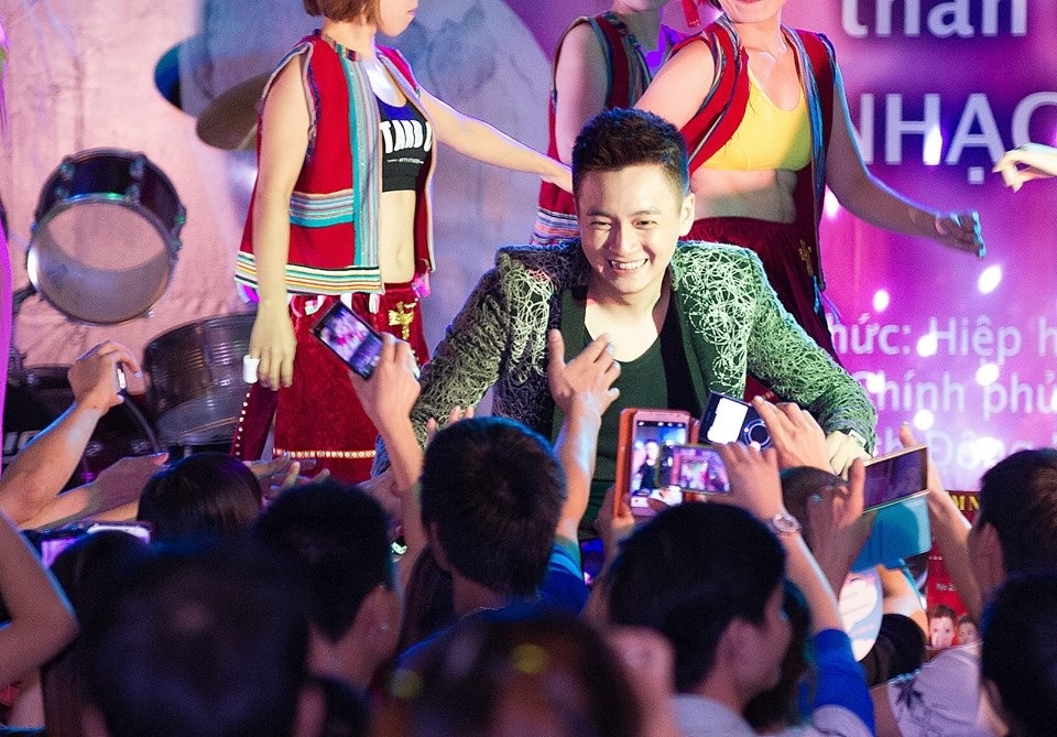 Ngo Kien Huy, Phi Nhung bi 'bao vay' tai Dai Loan hinh anh