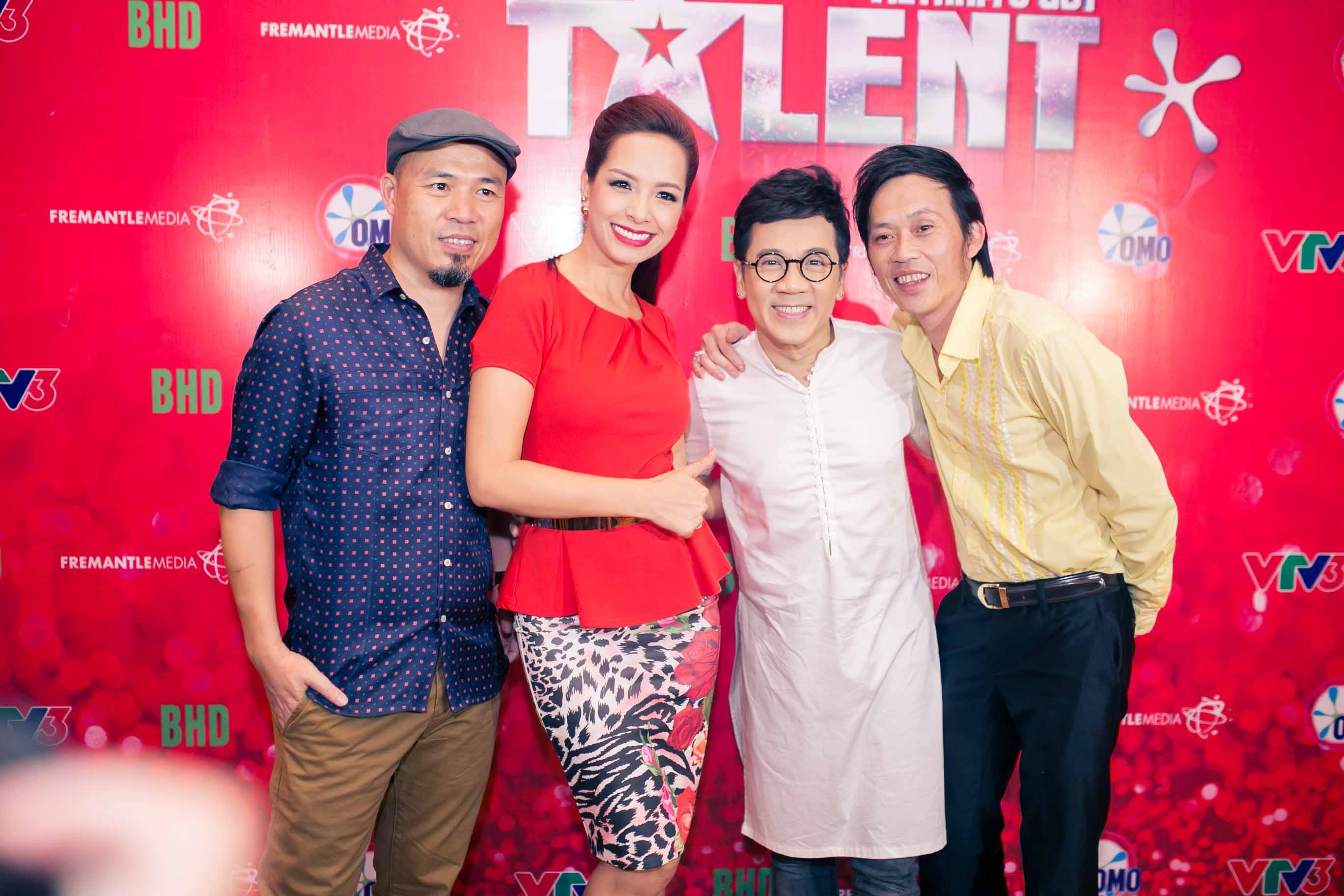 Sau một năm tạm ngưng, trưa 24/9, chương trình Vietnam’s Got Talent mùa giải thứ 3 đã tổ chức buổi ra mắt đến giới truyền thông. Dàn ban giám khảo với sự tham gia lần đầu tiên của danh hài Hoài Linh trên cạnh 3 người cầm cân nảy mực của mùa trước là NSUT Thành Lộc, cựu người mẫu Thúy Hạnh và nhạc sĩ Huy Tuấn cũng có những chia sẻ đầu tiên về công việc của mình.